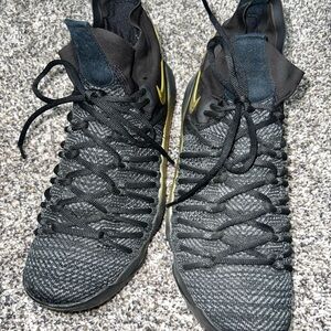 Nike Men's Black and Yellow Athletic Shoes